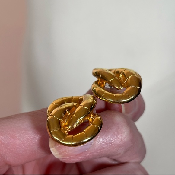 Vintage 80 90 Retro Omega Snake Chain Infinite Knot Heavy Gold Pierced Earrings - Picture 4 of 13